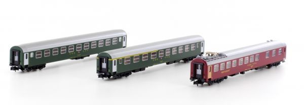Inhalt: 1x Abteilwagen Abm, 1./2.Klasse, Ausführung mit altem SBB Signet 1x Abteilwagen Bm, 2.Klasse, Ausführung mit altem SBB Signet 1x Speisewagen Wrtm mit Stromabnehmer, Ausführung in rot mit altem SBB Signet